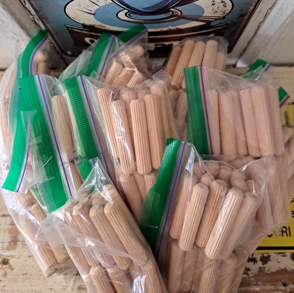 Wooden Fluted Dowel Pegs for woodworker projects (13 bags/25 pegs).
